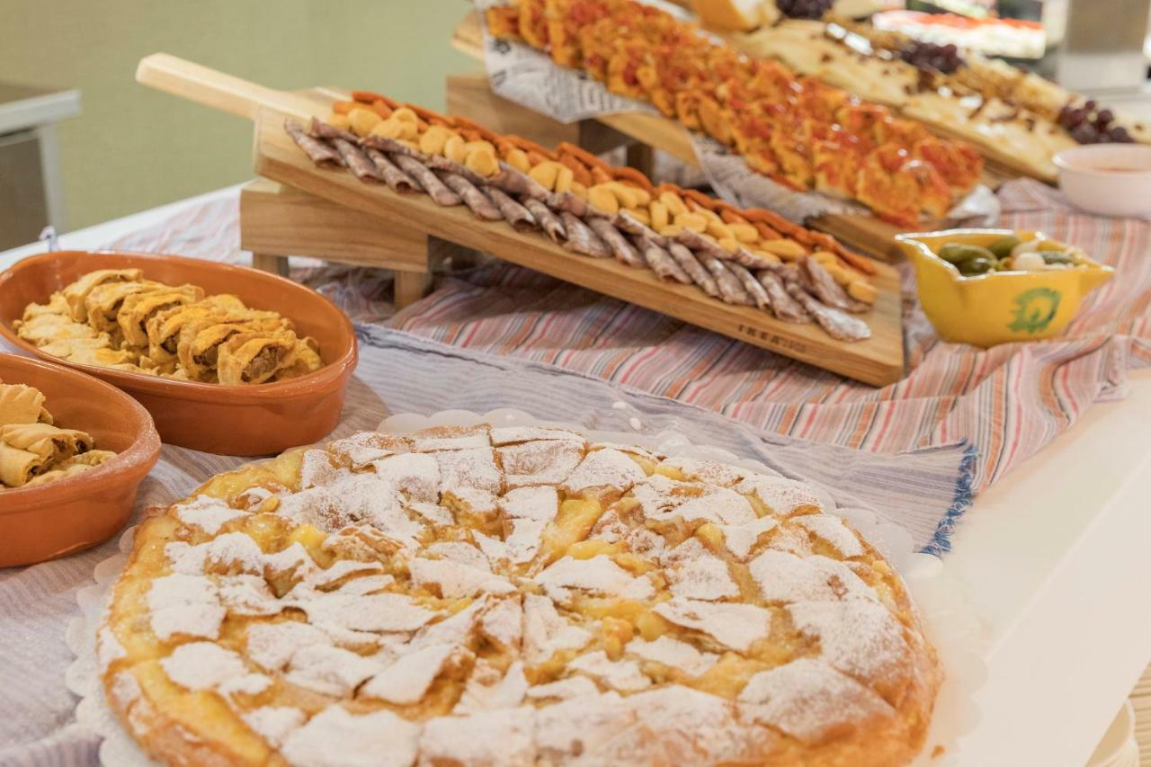 Hm Ayron Park - Adults Only Hotel Playa de Palma  Kültér fotó A Spanish Christmas dessert